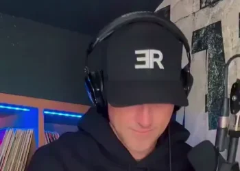 1995 music hits DJ mix throwback featuring a DJ mixing classic 90s hip hop and R&B tracks