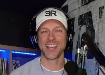 2016 music hits DJ mix with energetic DJ performing nostalgic pop songs