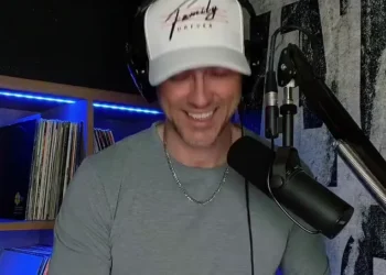 Persembahan DJ video mashup tarian pop dan country