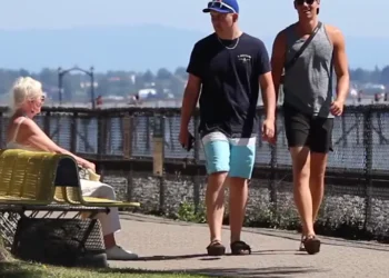 jump rope prank video surprising people in public park